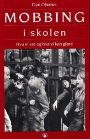Bilde av bokomslaget til "Mobbing i skolen" av Universitetsforlaget, om mobbing og forebygging i skolemiljøet