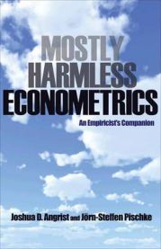 Bokomslag for Mostly Harmless Econometrics (Pocket) av Princeton University Press, samfunnsøkonomi, viser tittel og design.