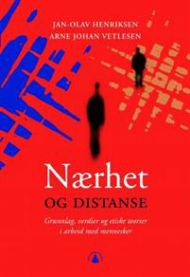 Bokomslag for "Nærhet og distanse" av Gyldendal, politikk, viser en person som holder en bok med fokus på etiske teorier og verdier.