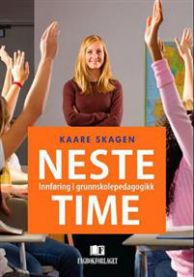 Bokomslag for "Neste time: innføring i grunnskolepedagogikk" fra Fagbokforlaget, viser en åpen pedagogikkbok med fargerike illustrasjoner.