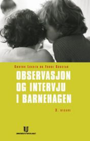 Bilde av boka "Observasjon og intervju i barnehagen" innen pedagogikk, utgitt av Universitetsforlaget.