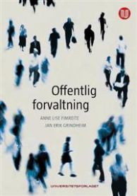 Bilde av en bok om offentlig forvaltning innen politikk, utgitt av Universitetsforlaget, med åpen bok og notatpapir på bordet.