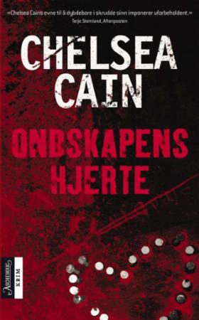 Bokomslag for "Ondskapens Hjerte" pocket utgave av Aschehoug & Co, norsk oversatt skjønnlitteratur for voksne.