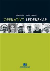 Operativt lederskap i ledelsesammenheng med Fagbokforlaget, viser en leder som gir instruksjoner i et møte.