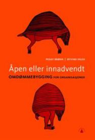 Bokomslag for "Åpen eller innadvendt: omdømmebygging for organisasjoner" av Gyldendal, med en penn og notatbok.