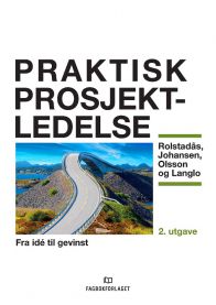 Bok om praktisk prosjektledelse fra idé til gevinst, utgitt av Fagbokforlaget, vist med åpen bok og notatblokk.