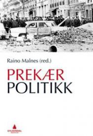 Bilde av boka "Prekær politikk" fra Gyldendal, en politikkbok med åpen bok og notatblokker på et skrivebord.