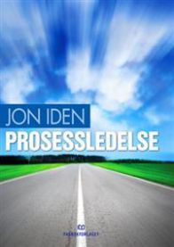 Fagbokforlaget prosessledelse ledelsesbilde som viser en leder som vurderer arbeidsprosesser i en konferansesal