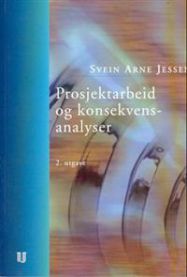 Bilde av prosjektarbeid og konsekvensanalyser innen ledelse, utgitt av Universitetsforlaget, viser dokumenter og notater.