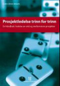 Bok om prosjektledelse trinn for trinn fra Universitetsforlaget, viser åpen bok med tittel og ledelsesfokus.