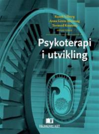 Bokomslag for "Psykoterapi i utvikling", en psykologi-bok utgitt av Fagbokforlaget, med åpen bok og notatblokk på et skrivebord.