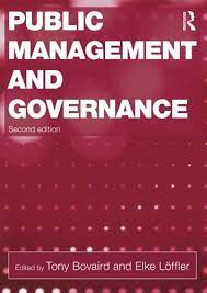Bokomslag for "Public Management and Governance" pocketbok fra Taylor & Francis, viser en profesjonell design med blått og hvitt tema.