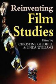 Bokomslag for "Reinventing Film Studies" fra Bloomsbury, film- og kinofag, med bilder av filmkamera og filmruller.