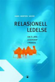 Bilde av boken "Relasjonell ledelse: å lære lederskap i praksis" fra Gyldendal, med åpen bok og notatblokk på skrivebordet.
