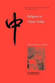 Pocketboka "Religion in China Today" fra Cambridge University Press, viser en person som deltar i en religiøs seremoni.