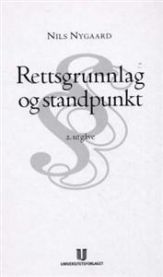 Bokomslag for "Rettsgrunnlag og standpunkt" innen jus, publisert av Universitetsforlaget, med juridisk innhold.