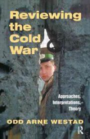 Bok om den kalde krigen med tittelen "Reviewing the Cold War" av Taylor & Francis, med bokomslag og tittel visible.