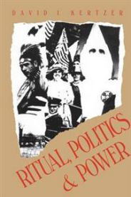 Pocketbok om ritual, politikk og makt med Yale University Press, viser en bok med tittel og åpen side, hvit omslag.