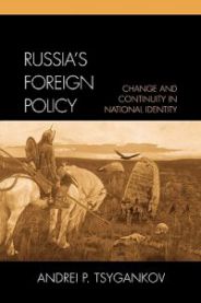 Bok om Russlands utenrikspolitikk med fokus på endringer og kontinuitet i nasjonal identitet, politikkbok i lommeformat.