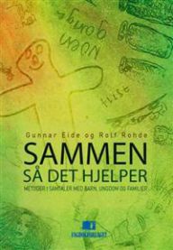 Bokomslag for "Sammen så det hjelper: metoder i samtaler med barn, ungdom og familier" av Fagbokforlaget, politikk.