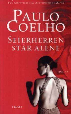 Bokomslag for "Seierherren står alene" av Cappelen Damm, oversatt skjønnlitteratur for voksne, viser bokens tittel og design.