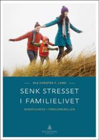 Bilde av boken "Senk stresset i familielivet" av Gyldendal, om mindfulness og stressmestring i foreldrerollen.