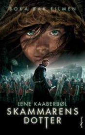 Bokomslag for Skammarens dotter (Pocket) av Samlaget, med illustrasjon av en mystisk figur og mørke, fantasy-inspirerte elementer.