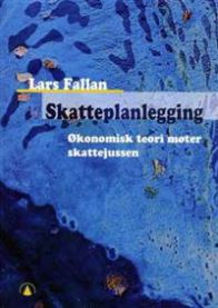 Klassisk bilde av en bok om skatteplanlegging innen jus, utgitt av Gyldendal, med åpen bok og notater på bordet.