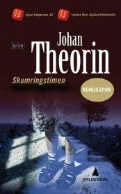 Bokomslag for Skumringstimen (Pocket), en geografikvalifikator av Gyldendal, med et nattestemningsbilde av landskap.