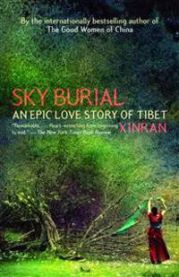 Bok om "Sky Burial" – en episk kjærlighetshistorie fra Tibet, utgitt av Bokia.no, viser bokomslaget med fjell og himmel.