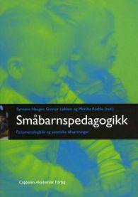 Bilde av boken "Småbarnspedagogikk" av Cappelen, viser forsiden med fokus på fenomenologiske og estetiske tilnærminger.