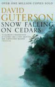 Snøfall på sedertre i naturmiljø, illustrasjon fra boken "Snow Falling on Cedars" av Vigmostad & Bjørke AS.