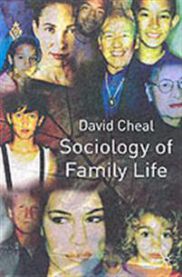 Pocket utgave av Sosiologi av familie- og livsløpsstudier, utgitt av Palgrave Macmillan, viser bokens omslag med tittel og forfatter.