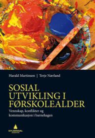 Bilde av en barnehagegruppe som leker og kommuniserer, illustrerer sosial utvikling i førskolealderen med fokus på vennskap og konflikthåndtering.