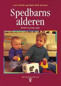 Psykologi bok om spedbarnsalderen fra Universitetsforlaget, illustrasjon av spedbarn og foreldreinteraksjon.