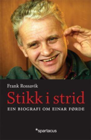 Bokomslag for "Stikk i strid" innbundet memoar av Spartacus Forlag, viser tittel og design på forsiden