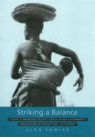Politikkbok "Striking a Balance" av Bokia.no, viser en person som balanserer på en liten bult.