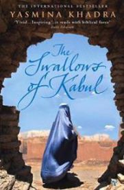 Bok: "Swallows of Kabul" pocketbok av Bokia.no, liten og lett, med omslag som viser to svevende svaler mot en bybakgrunn