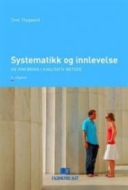 Bilde av boka "Systematikk og innlevelse" fra Fagbokforlaget, som viser bokomslaget med tittel og forfatterinformasjon.