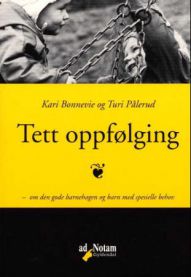 Bilde av boken "Tett oppfølging: om den gode barnehagen og barn med spesielle behov" av Gyldendal, pedagogikk.