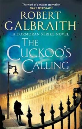 En pocketutgave av "The Cuckoo's Calling" av SD Books, krim- og spenningroman med bokomslag i fokus.