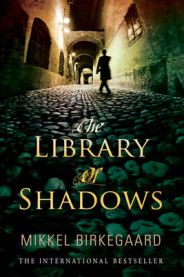 Bokomslag for "The Library of Shadows" Pocket-utgave, en samling med varierte historier, utgitt av Vigmostad & Bjørke AS.