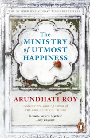 Bokomslag for "The Ministry of Utmost Happiness" av Arundhati Roy, pocketutgave av voksen skjønnlitteratur på originalspråket.