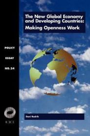 Bokomslag for "The New Global Economy and Developing Countries" politikkutgave fra Overseas Development Council, viser globus og utviklingskart.