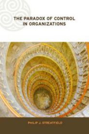 Bokomslag for "The Paradox of Control in Organizations" av Psychology Press, viser en illustrasjon av organisasjonskontroll og psykologi.
