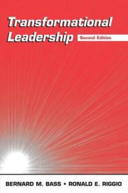 Bokomslag for "Transformational Leadership" av Lawrence Erlbaum Associates, viser en leder som inspirerer teamet sitt.