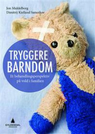 Bokomslag for "Tryggere barndom" av Gyldendal, politisk bok om behandling av vold i familien, med illustrasjon av barne- og familieillustrasjon.