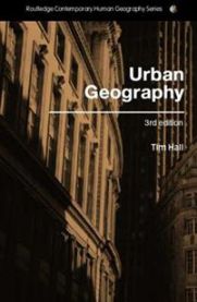 Bokomslag for Urban Geography (Pocket) av Taylor & Francis, som viser en urban bylandskap med bygninger og veier.