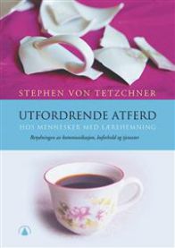 Bilde av bokomslag for "Utfordrende atferd hos mennesker med lærehemning" av Gyldendal, fokusert på kommunikasjon i pedagogikk.