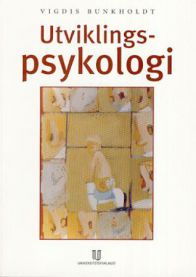 Bilde av boka Utviklingspsykologi fra Universitetsforlaget, viser en åpen bok med psykologiske diagrammer og tekst.